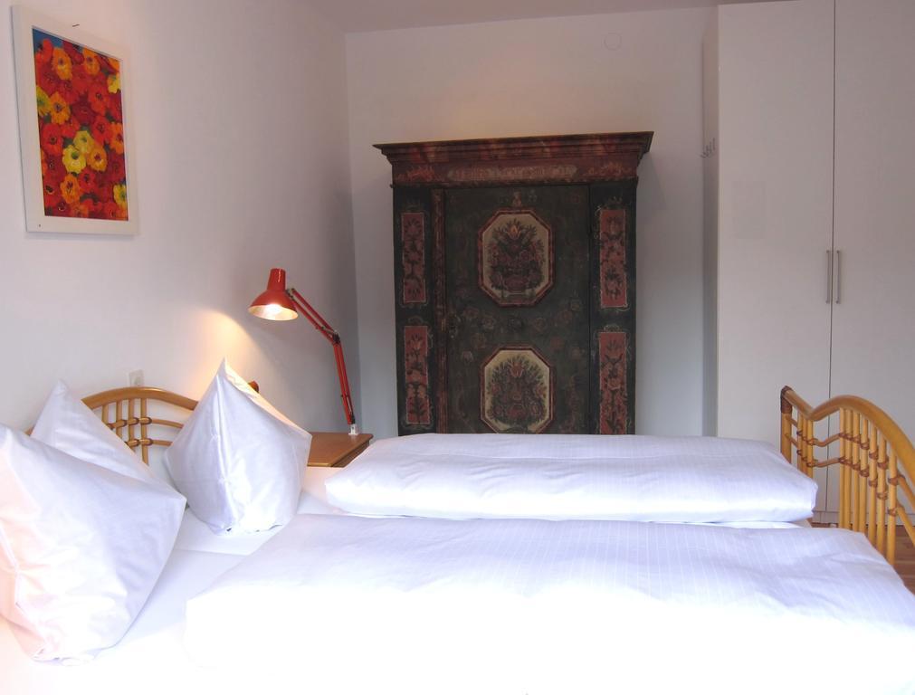 Appartement Dorfplatz 施伦斯 客房 照片